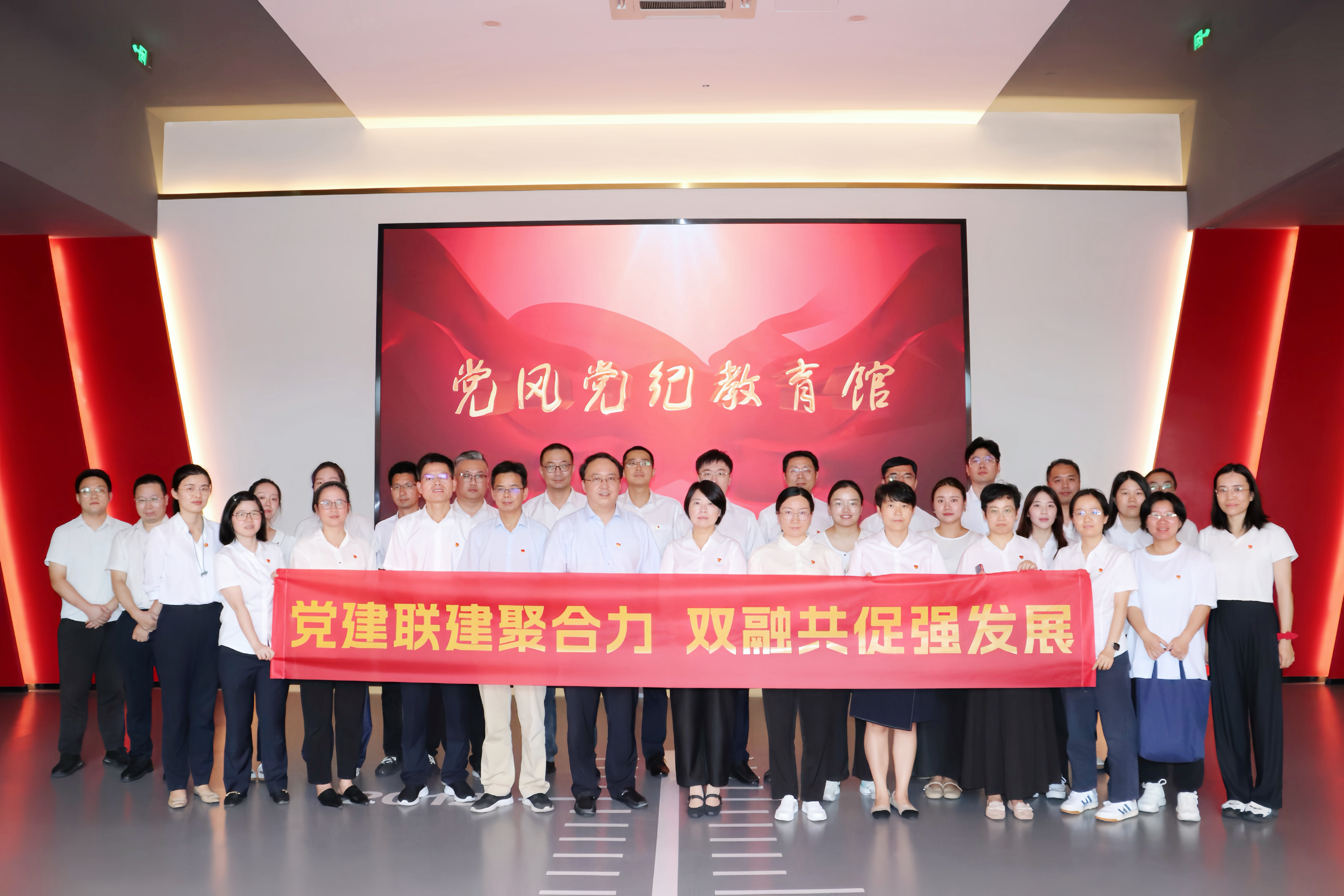 省二輕集團(tuán)廣杰公司、皮塑公司開展“增強(qiáng)紀(jì)律意識 筑牢思想防線”黨建聯(lián)建活動