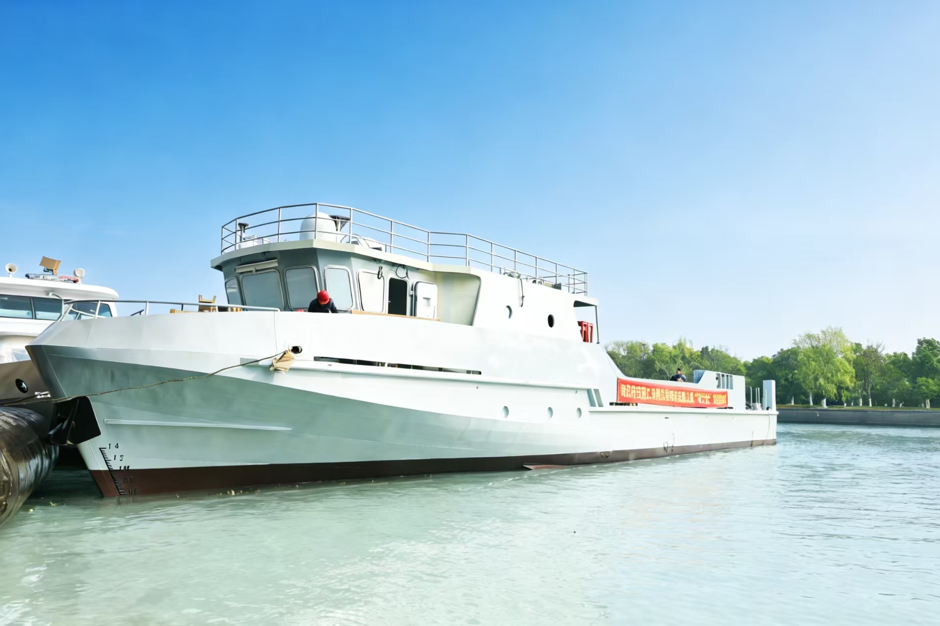 省二輕集團(tuán)牽頭研制的全國(guó)首型百?lài)嵓?jí)海上通用無(wú)人船成功吉水