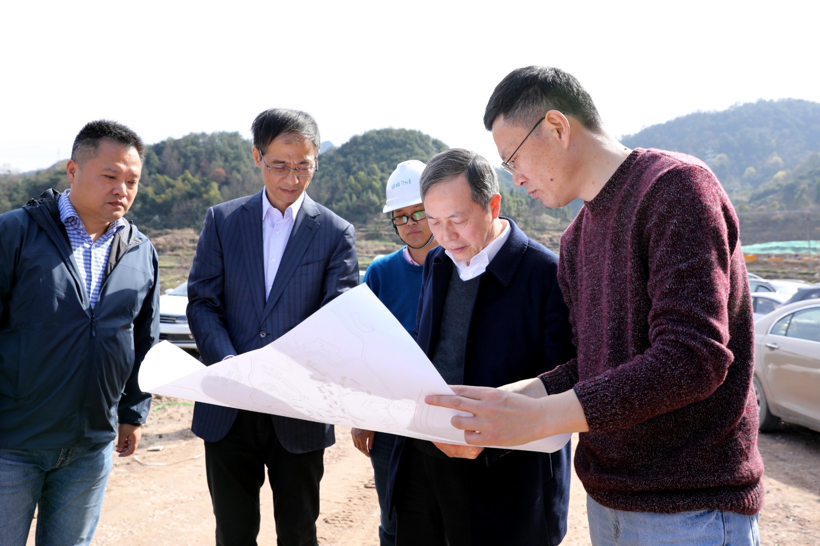 1614954960127114.jpg 看工程圖紙.JPG