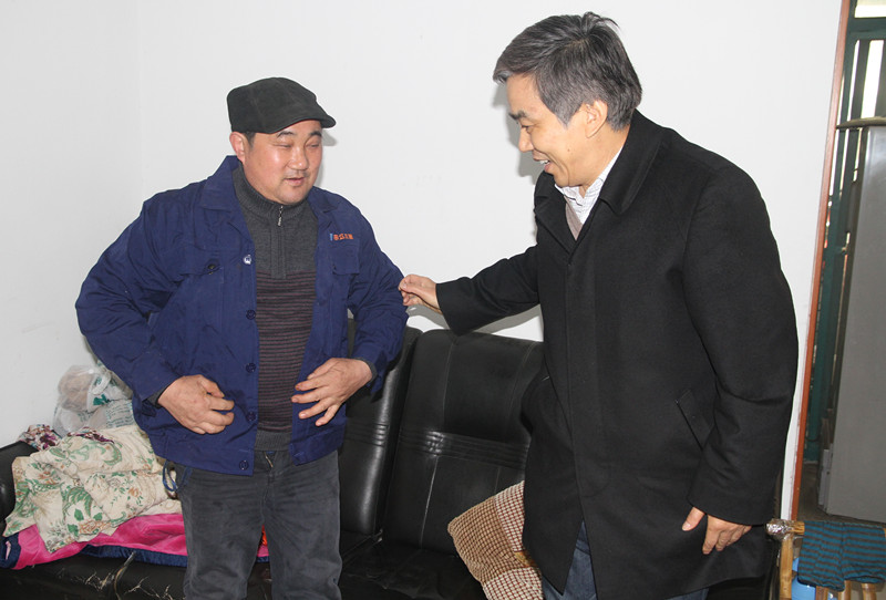 集團(tuán)公司領(lǐng)導(dǎo)走訪慰問困難職工和勞動(dòng)模范