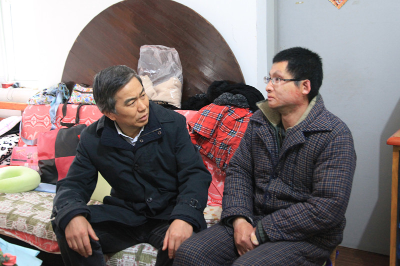 親切的慰問，溫暖的關(guān)懷<br/>——集團公司領(lǐng)導走訪慰問困難職工