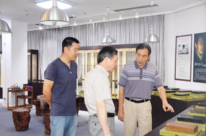 集團公司黨委書記、總經(jīng)理虞岳明參觀省工藝品公司魯硯展