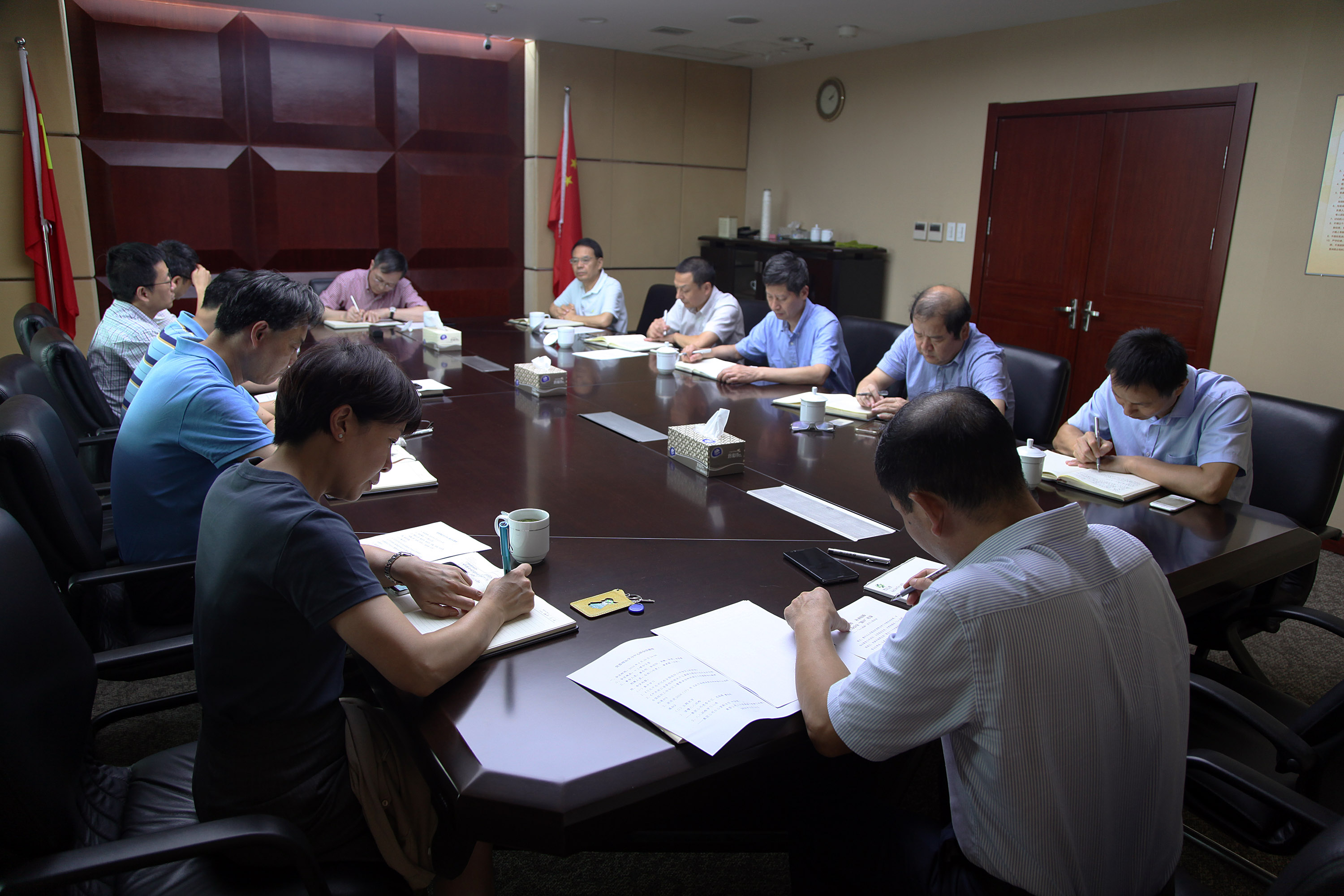 集團(tuán)公司召開黨委理論中心組學(xué)習(xí)會(huì)