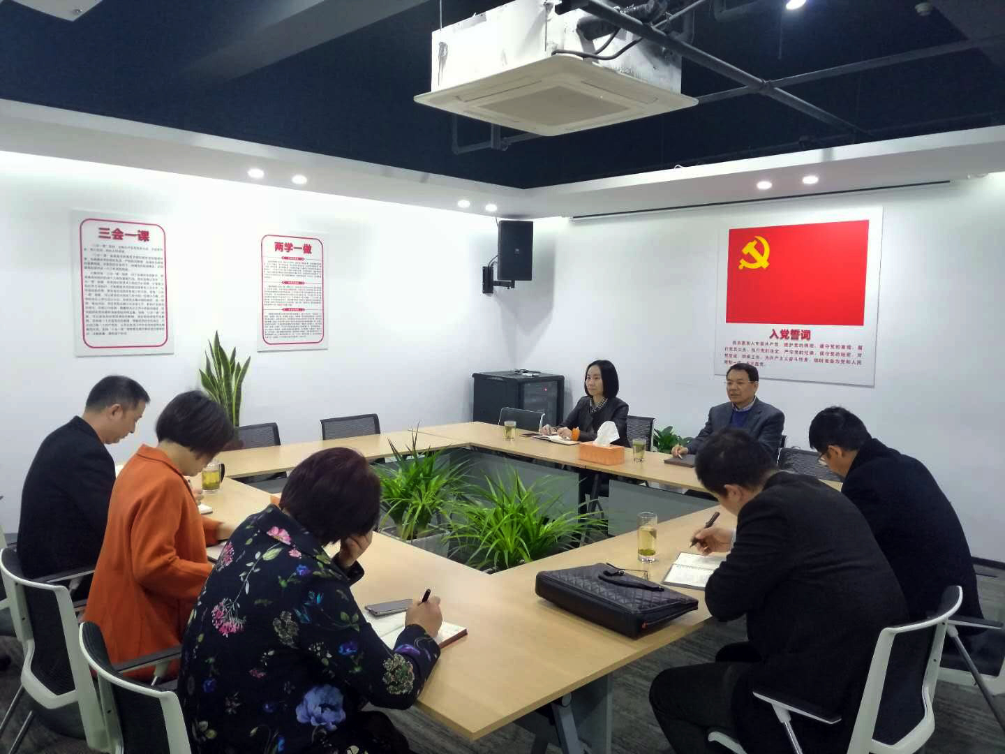 集團(tuán)公司副總經(jīng)理徐旭陽赴商業(yè)公司開展“三服務(wù)”活動(dòng)