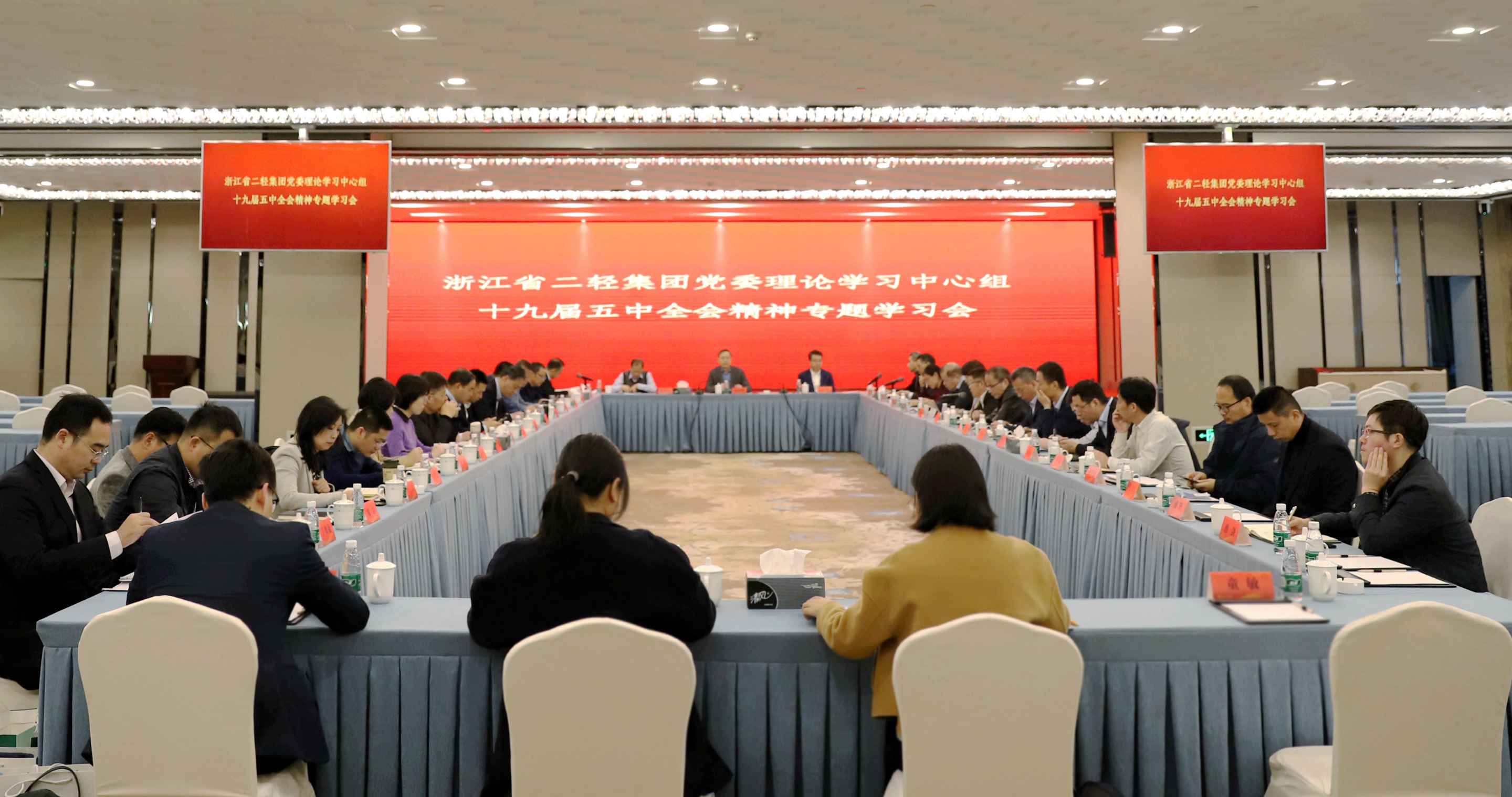 虞岳明在省二輕集團(tuán)黨委理論學(xué)習(xí)中心組十九屆五中全會(huì)精神專題學(xué)習(xí)會(huì)上強(qiáng)調(diào)：奮斗創(chuàng)造歷史，實(shí)干成就未來(lái)