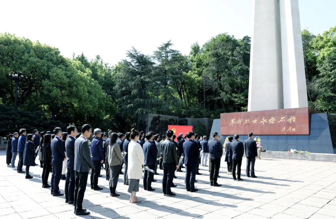 省二輕集團(tuán)開展“清明祭英烈”活動