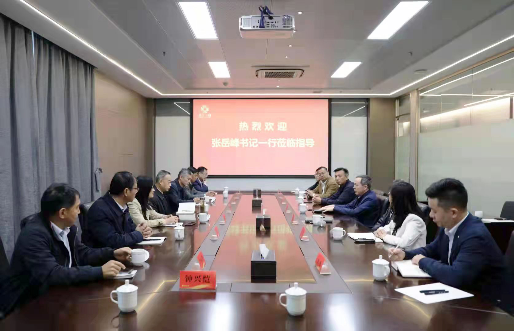 虞岳明與馬鞍山市委書記張?jiān)婪遄劷涣?>
                                                            </div>
                            <div   id=