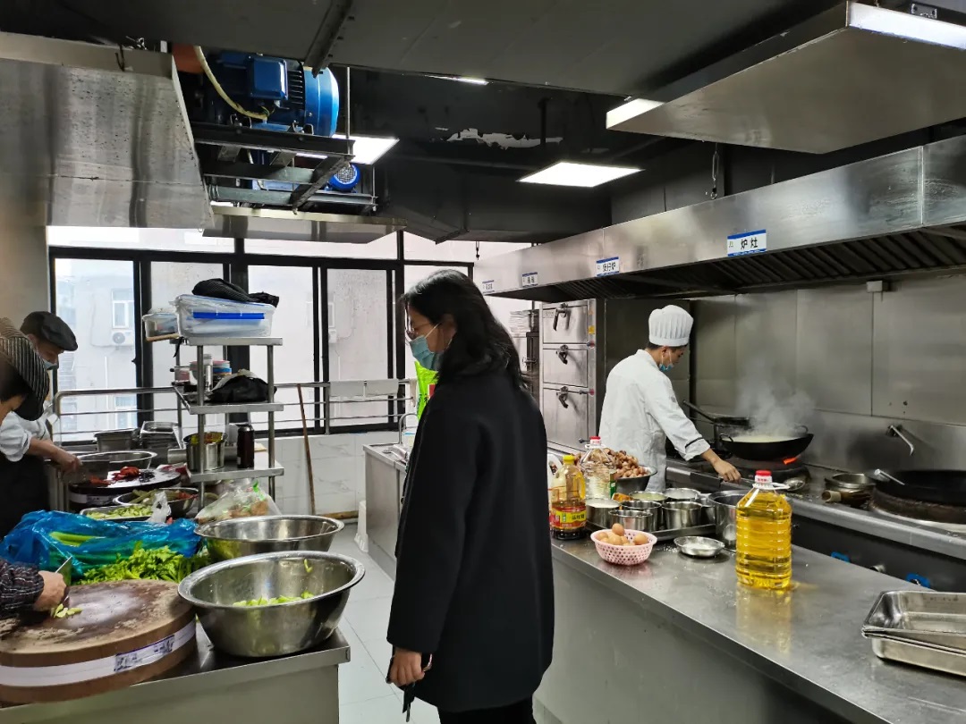 疫情防控“嚴(yán)”字當(dāng)頭，平凡堅守“暖”在心窩