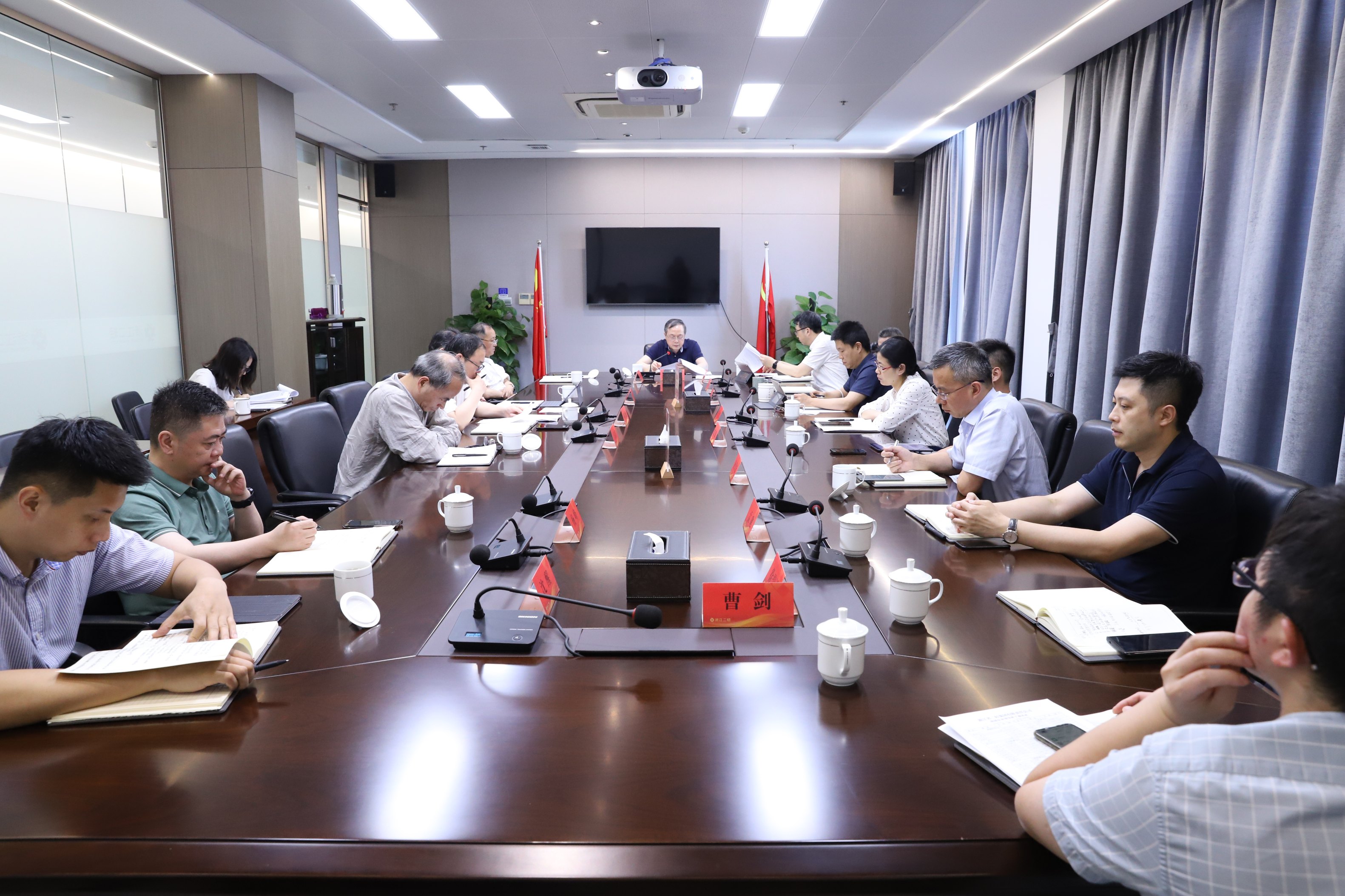 省二輕集團黨委深入學(xué)習(xí)貫徹省委書記袁家軍調(diào)研省屬企業(yè)重要指示精神