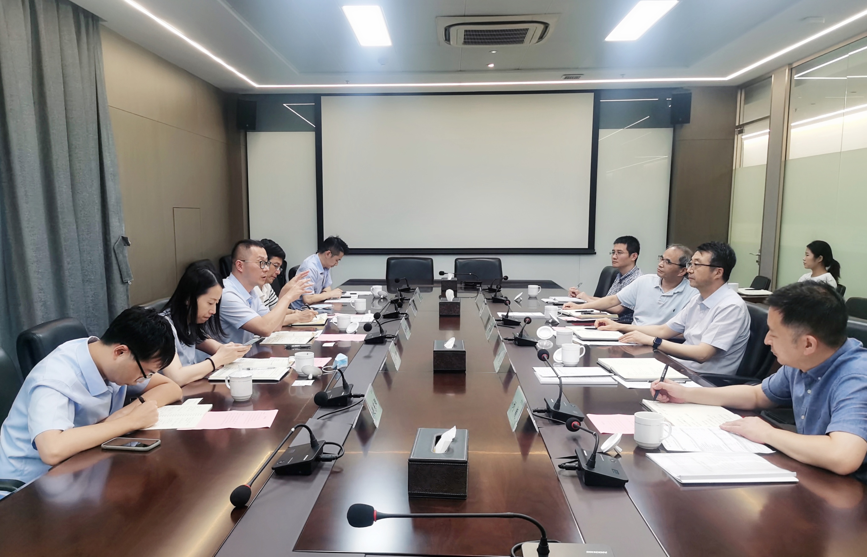 浙江產(chǎn)權交易所總經(jīng)理楊奇軍來省二輕集團調研