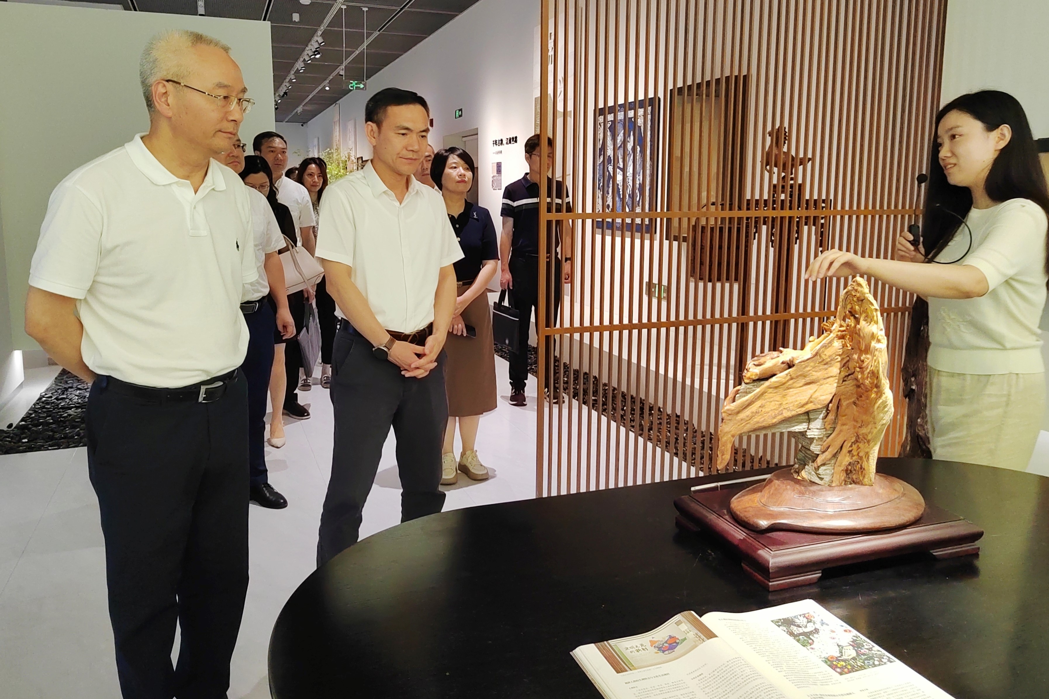 省科協(xié)黨組書記、副主席吳曉東一行到省二輕集團(tuán)、省工藝美術(shù)學(xué)會(huì)調(diào)研