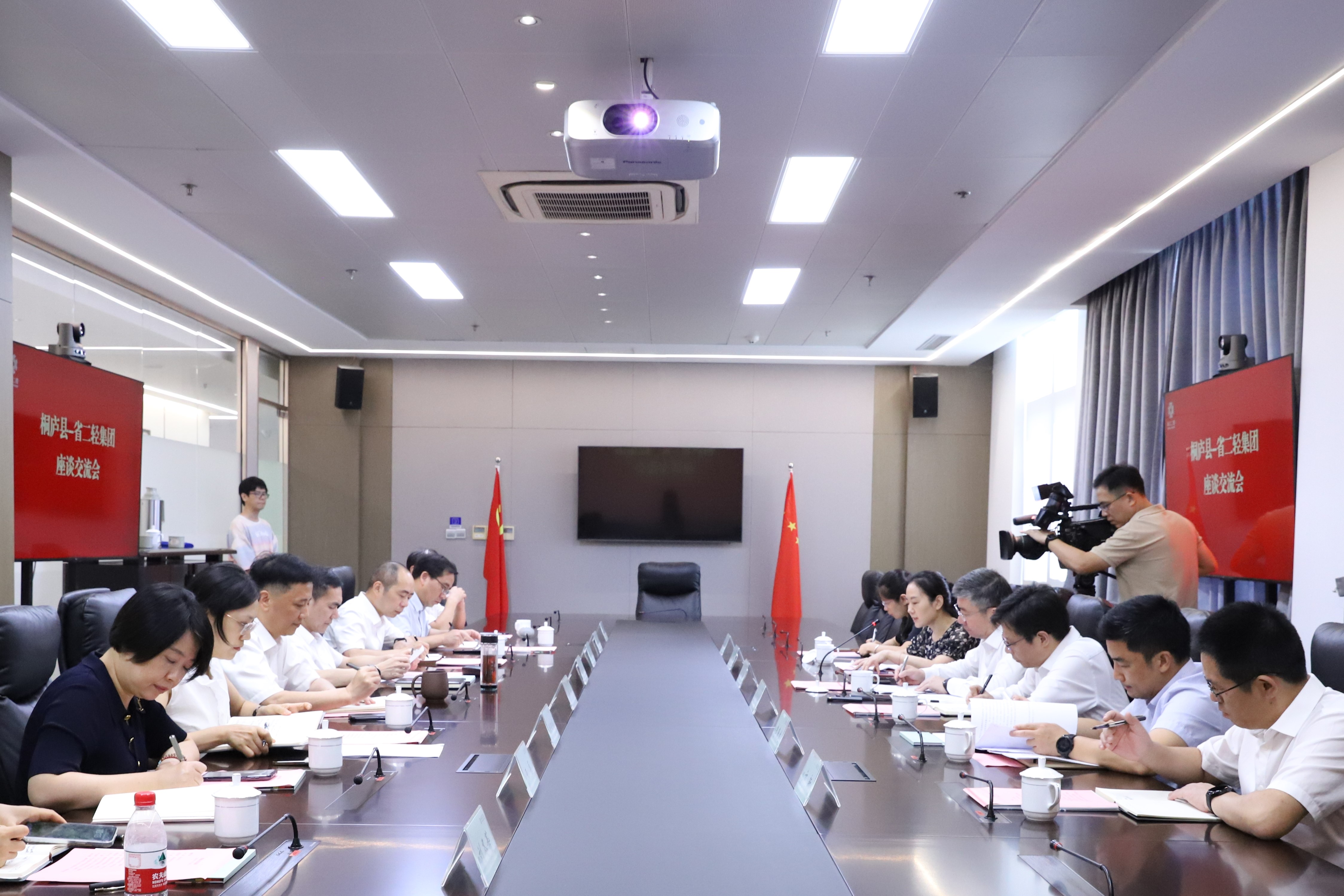 桐廬縣委書記馮晶一行到訪省二輕集團(tuán)