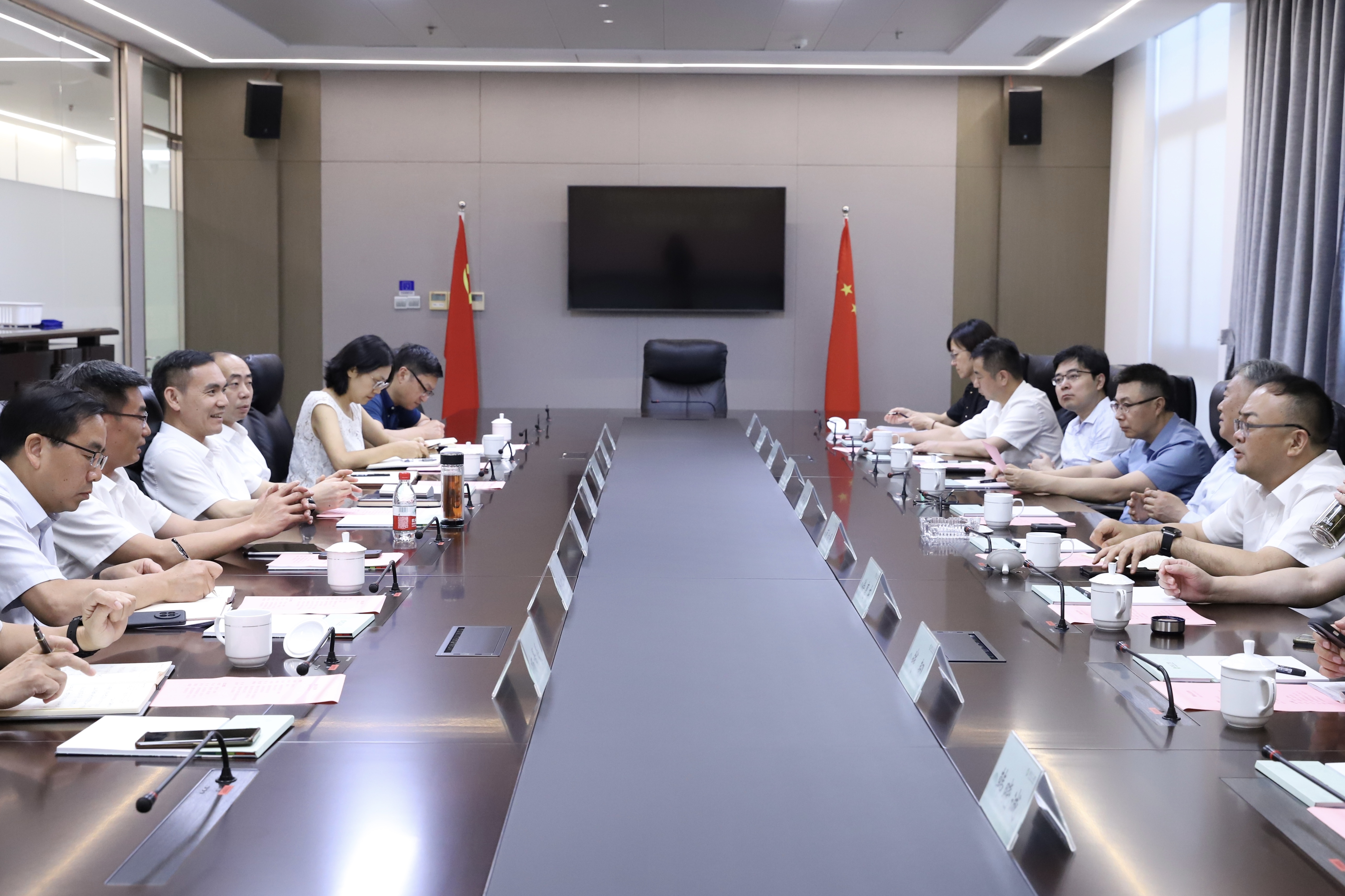 蘇州市政協(xié)副主席、常熟市委書記周勤第一行到訪省二輕集團